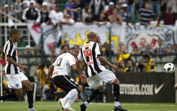 Adriano marcou seu primeiro gol pelo Corinthians na quarta partida