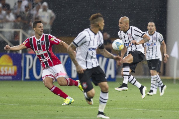 Corinthians venceu, mas os dois clubes saram reclamando do rbitro