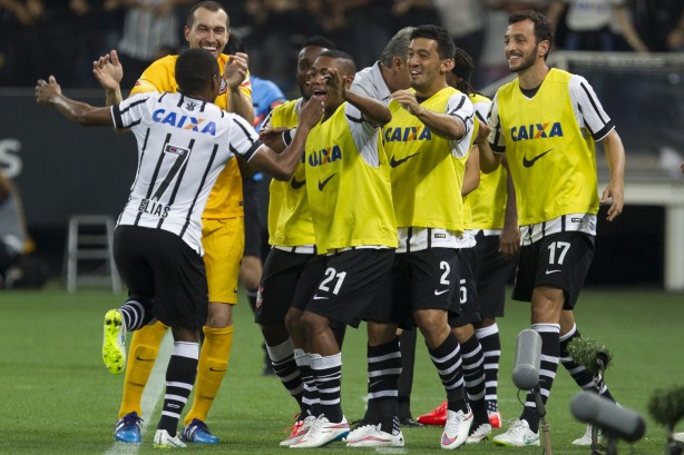 Elias comemorando gol do Corinthians contra o So Paulo