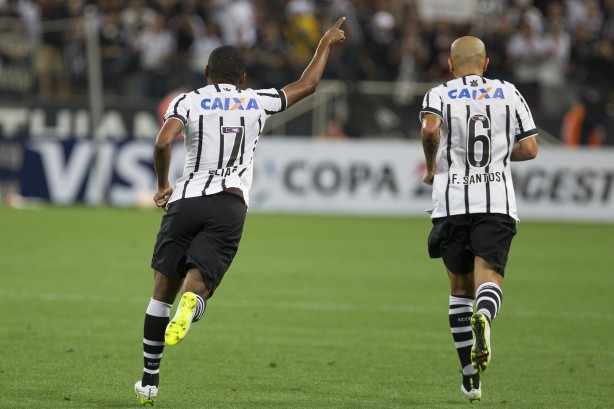 Elias e Fbio Santos comemorando gol contra o So Paulo