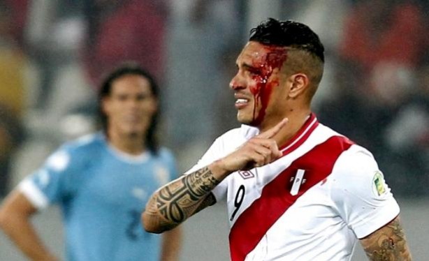 Falta em Guerrero sob apito de Loustau rendeu corte feio, mas nenhuma punio para jogador uruguaio