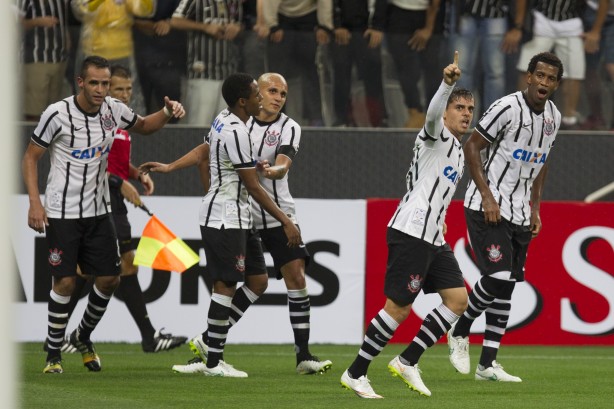 Em jogos oficiais, Corinthians venceu sete e empatou duas vezes em 2015