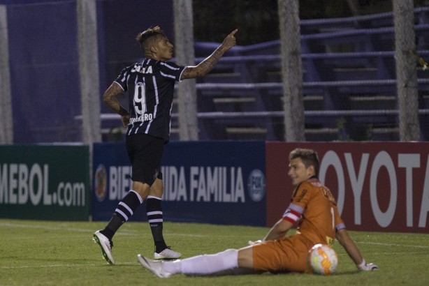 Guerrero comemora ao marcar o primeiro gol do Corinthians sobre o Danubio (URU)