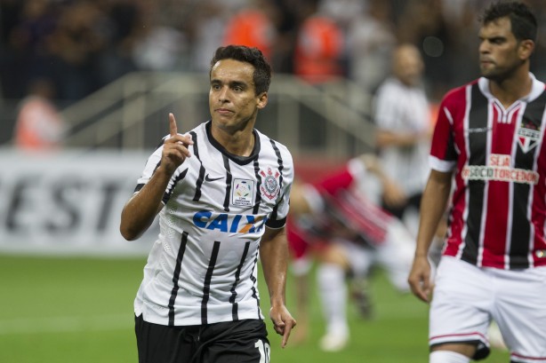 Alm dos passes, Jadson foi decisivo e ainda marcou um golao na vitria por 2 a 0 sobre o So Paulo, na estreia da Libertadores