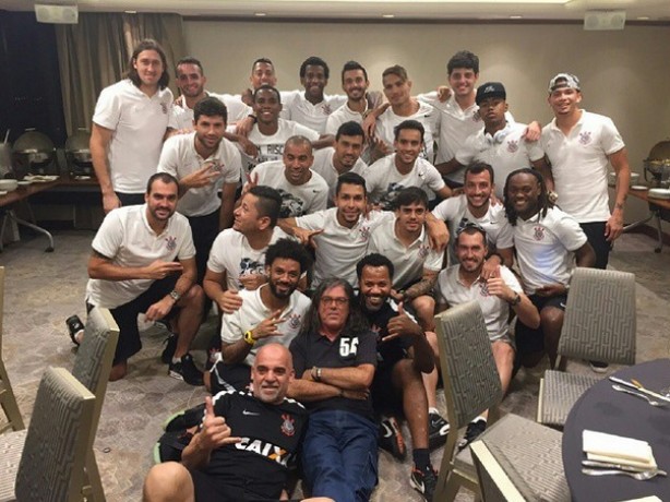 Jogadores do Corinthians postaram foto aps a vitria contra o Danubio