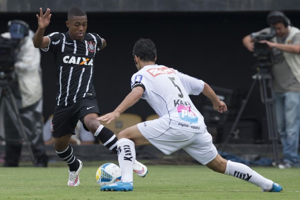 Malcom comemorou a renovao de contrato com o Corinthians aps vitria contra o Bragantino