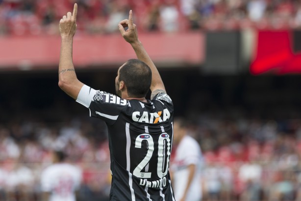 Danilo fica no Corinthians pelo menos at dezembro de 2016