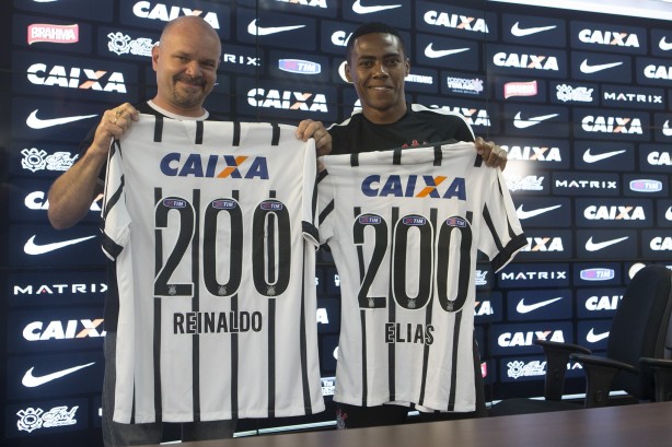 Elias e scio Reinaldo foram homenageados por seus 200 jogos com o Corinthians