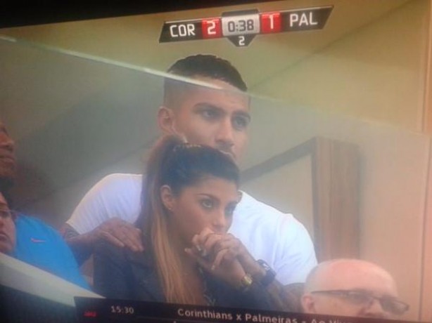 Guerrero ao lado de sua noiva, Alondra, na Arena Corinthians