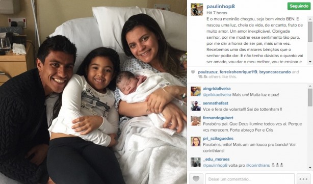 Pelo Instagram, o jogador postou uma foto de seu novo filho, ao lado da esposa Brbara e da filha Bia