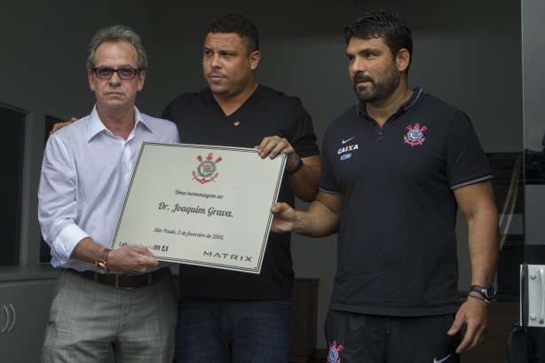 Ao lado do fisioterapeuta Bruno Mazziotti e de Ronaldo, Joaquim Grava inaugura o LabR9