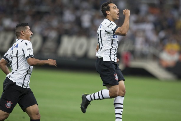 Com seis gols marcados, Jadson atravessa boa fase com a camisa do Corinthians