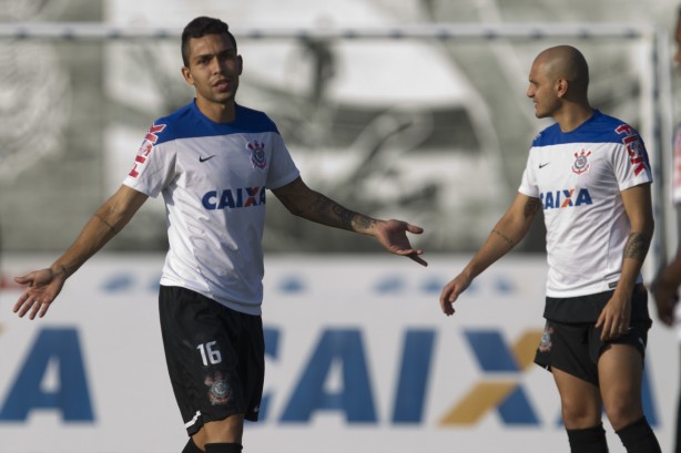 Venda de Fbio Santos e Petros no geram lucro ao Corinthians