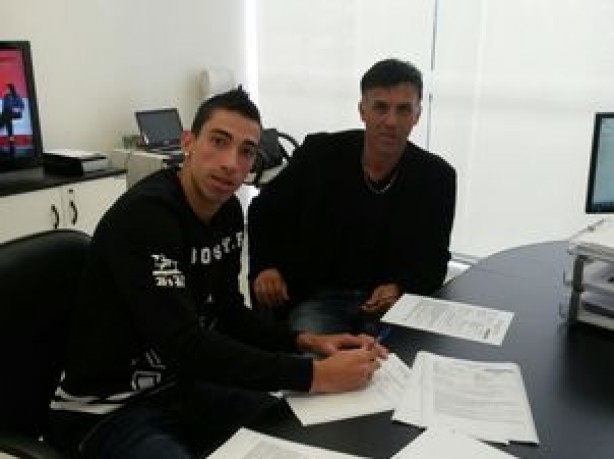 Ao lado de seu pai, Carlos Alberto Pitico, Rildo assinou o vnculo com o Timo at o fim de 2016