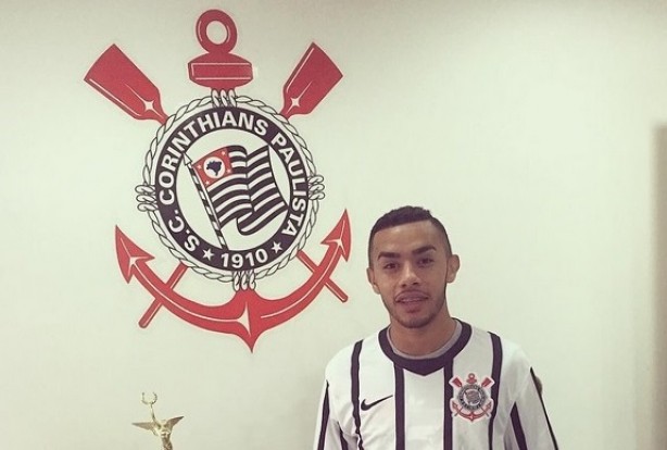 Claudinho j posa com camisa do Corinthians