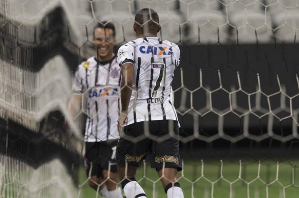 Com passe de Jadson, Elias marcou seu primeiro gol no Brasilero