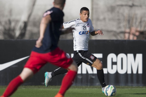 De volta - Guilherme Arana participou do jogo-treino do Corinthians contra o Red Bull Brasil. Sombra para Uendel?