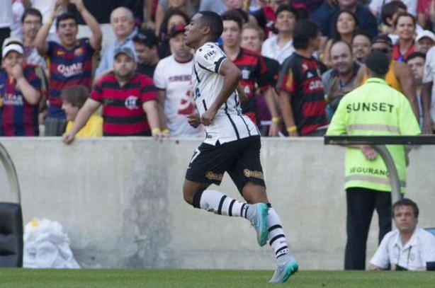 Elias evita comemorao em gol marcado contra o Flamengo
