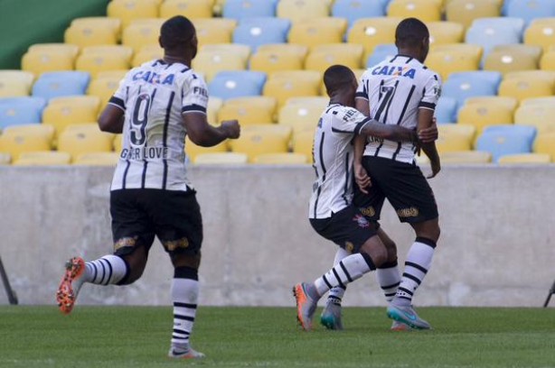 Elias fez o primeiro gol do Corinthians contra o Flamengo