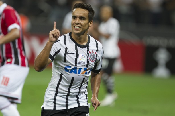 Jadson comemora golao sobre o So Paulo pela Libertadores; Nmeros desta temporada impressionam