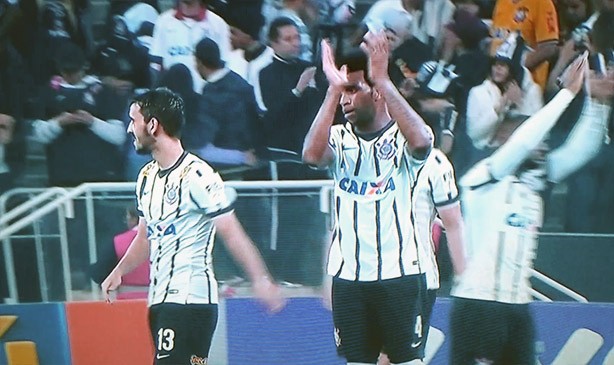 Jogadores do Corinthians agradecendo a torcida