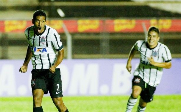 Lo Prncipe ( esquerda) comemora gol sobre o So Paulo na Copinha