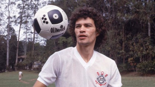 dolo dentro e fora de campo, Scrates marcou 172 gols em 298 partidas pelo Corinthians