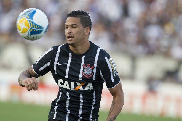 Luciano fez os dois gols do Corinthians