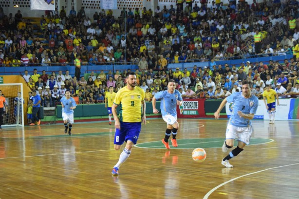 O piv corinthiano Simi marcou um dos gols da vitria por 4 a 1 sobre o Uruguai