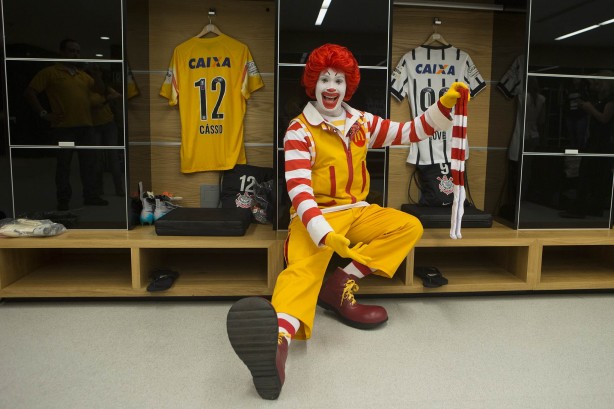 Ronald McDonald visitou o vestirio do Timo na Arena
