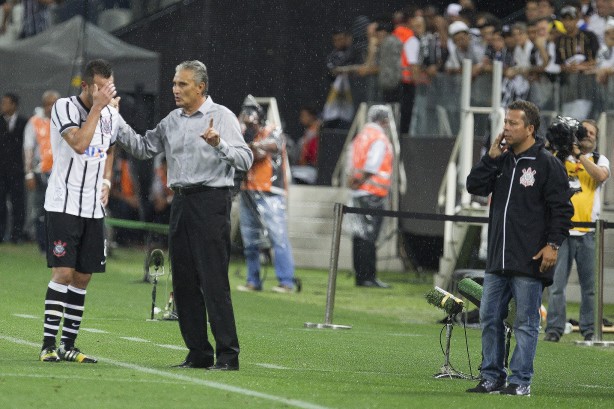 Tite e Renato Augusto conversam  beira do gramado durante a goleada do Timo sobre o Once Caldas, pela Libertadores