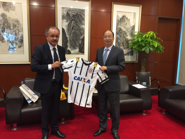 Victor Zhao Guical ganhou uma camisa oficial do Timo das mos de Vicente Cndido, conselheiro do clube