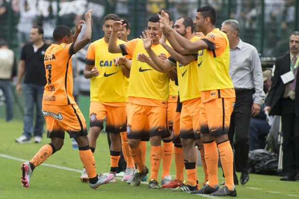 Com gols de Elias, Gil e Renato Augusto, o Timo bateu o Figueirense por 3 a 1