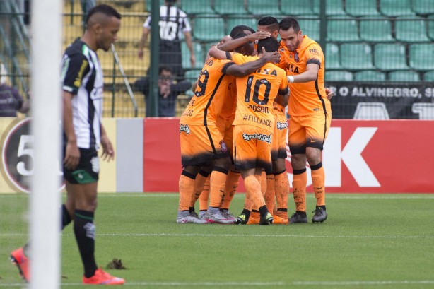 Corinthians ganhou com gols de Elias, Gil e Renato Augusto