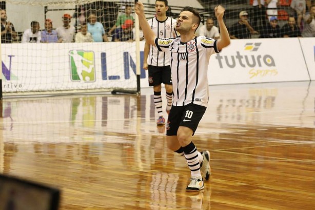 Deives e mais quatro jogadores concorrem a prmio pelo drible mais bonito da Liga Nacional de Futsal