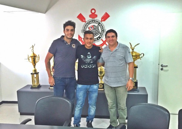 Lo Jab renovou seu contrato com o Corinthians