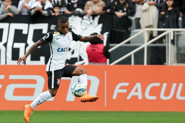 Malcom marcou um dos gols da vitria por 3 a 0 sobre o Joinville