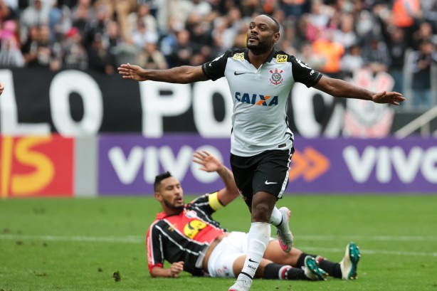 Vagner Love comemorando o terceiro gol do Corinthians