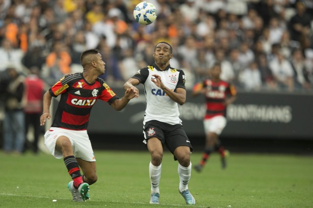 Elias sofreu pnalti no marcado em jogo contra o Flamengo