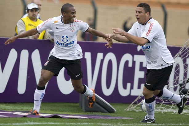 Em 2009, Elias e Ronaldo levaram o Corinthians s conquistas do Paulisto e da Copa do Brasil