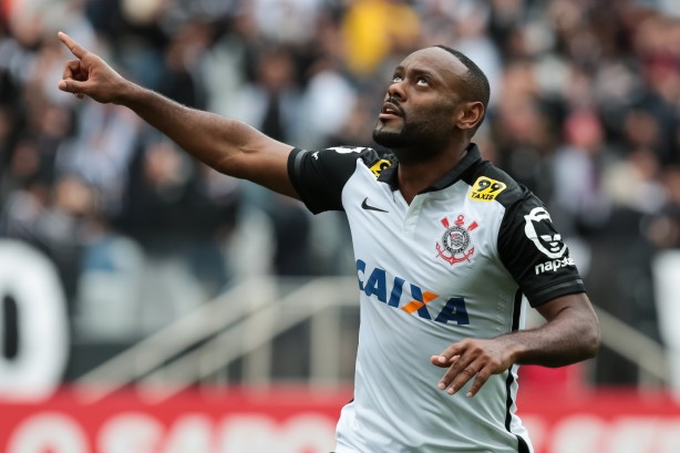 Vagner Love marcou dois dos quatro gols do Corinthians sobre o Atltico-PR