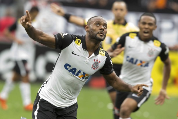 Vagner Love marcou o gol da vitria do Corinthians
