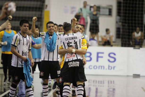 Com nova goleada, Corinthians est na deciso do Paulista Sub-20 de futsal