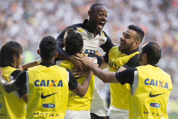 Love fez um dos trs gols do Corinthians em cima do Atltico neste domingo