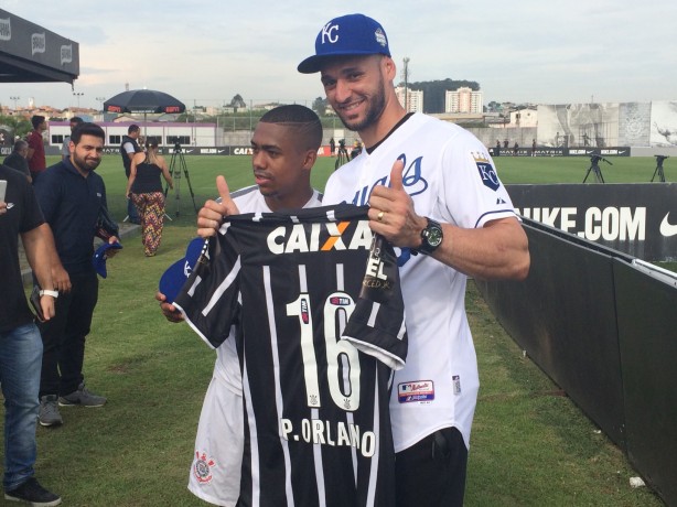 Paulo Orlando recebeu camisa do Corinthians das mos de Malcom
