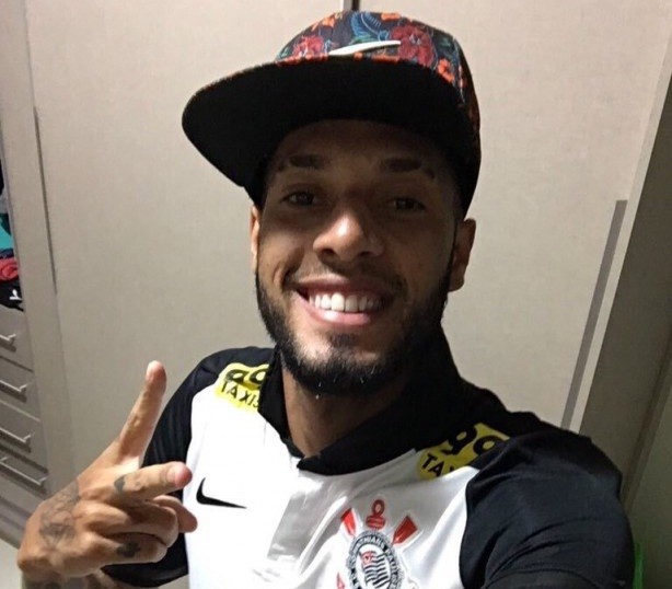 Na vontade! - Especulado no Timo, o atacante Paulinho, do Flamengo, tirou uma foto vestindo o manto corinthiano. Reforo na rea?