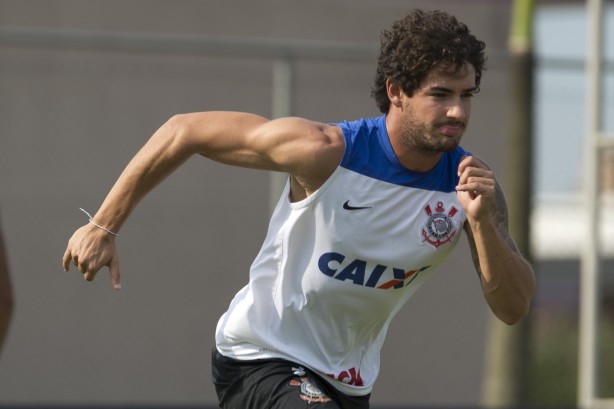 O atacante Alexandre Pato tem contrato at o fim de 2016 com o Corinthians