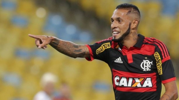 Paulinho segue com o futuro indefinido no Flamengo