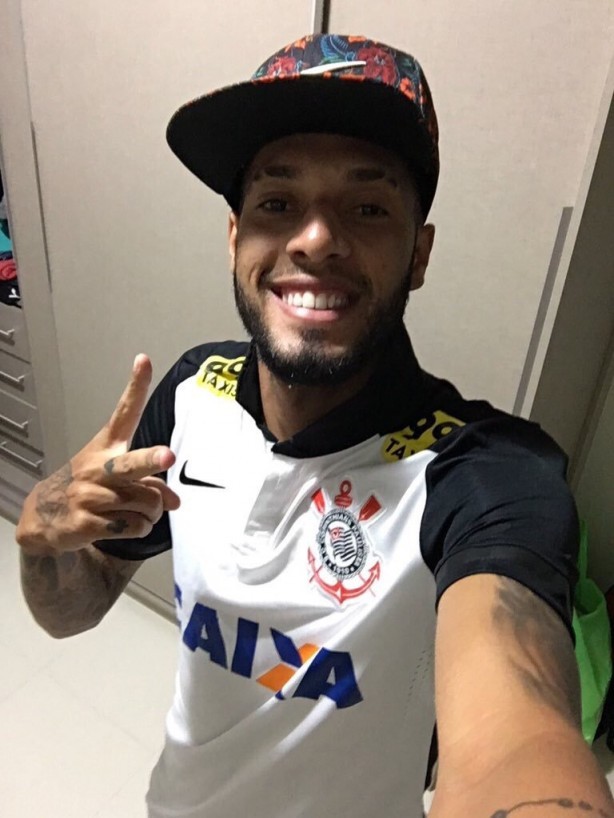 Torcedores do Flamengo reprovaram a foto de Paulinho com o manto do Timo