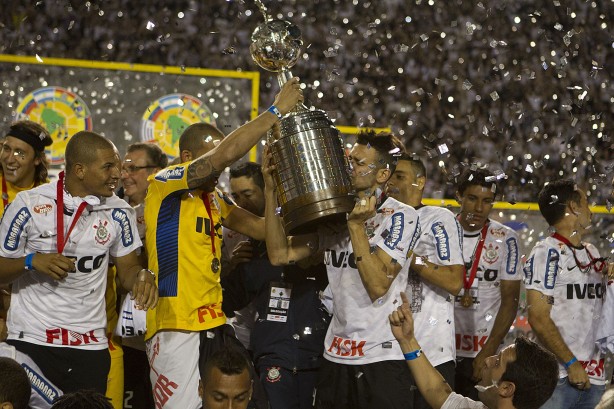 Depois de perder na fase preliminar em 2011, Corinthians venceu a Libertadores de forma invicta em 2012
